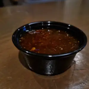 Klein bakje chilisaus - Pittig