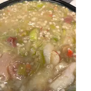 Okra soep jambo met varkensstaart en zoutvlees