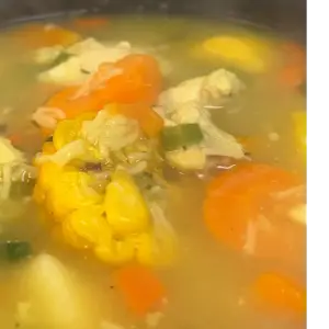 Antilliaanse kippensoep met brood