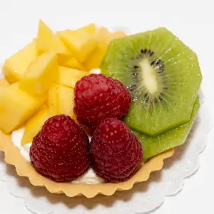 Kiwi, frambozen en mango gebakje