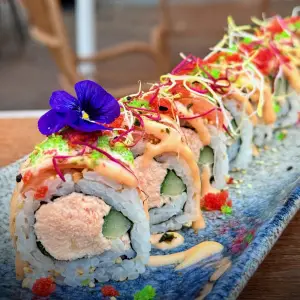 URAMAKI SMOKED SALMON ROLL