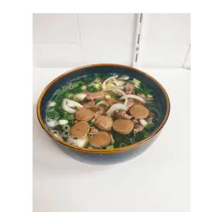 70. Pho medium rare rundvlees en balletjes rundvlees