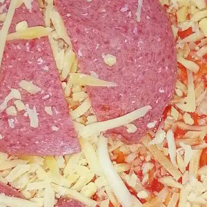 Pizza salami ananas