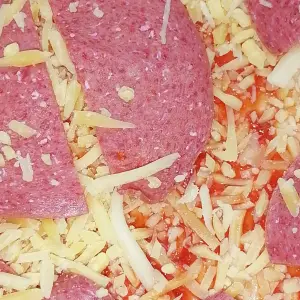 Kinderpizza. Salami