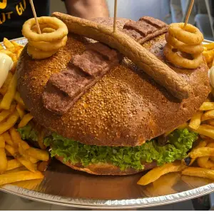 Mega kings burger met friet