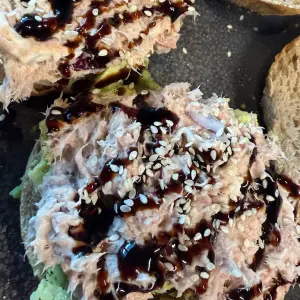 Rustieke bol tonijn salade sesam