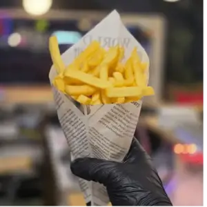 Puntzak friet Met saus