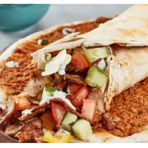 Turkse pizza met kipdöner