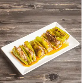 Stuffed bell pepper with minced beef, spring onion, & sriracha sauce / 虎皮青椒