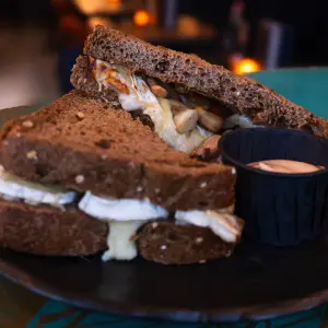 Tosti Nutty Brie