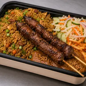 Surinaamse nasi met twee stokjes saté, zuurgoed (halal)