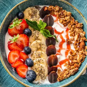 Romige Griekse yoghurt met granola, jam en vers fruit
