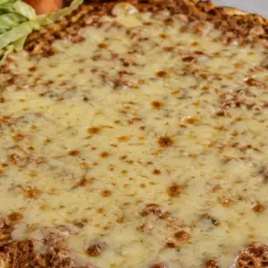 Turkse pizza met jonge kaas