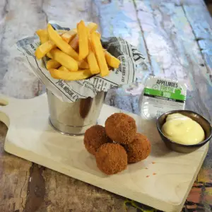 Frietjes met Bitterballen