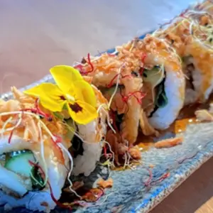 URAMAKI CRISPY CHICKEN ROLL