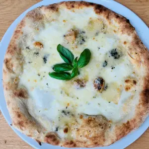PIZZA QUATTRO FORMAGGI (vegetarisch)